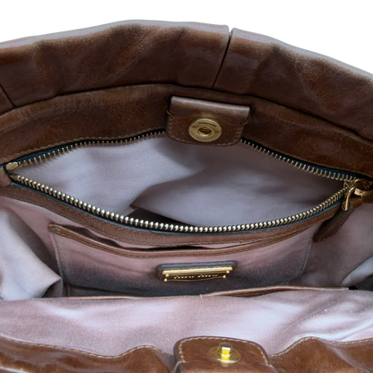 https://cdn.shopify.com/s/files/1/0564/9376/8855/files/Miu_Miu_Handtasche_Vitello_Lux_mit_Umhangegurt_aus_Leder_dunkelbraun_vintage7253.webp?v=1778681727