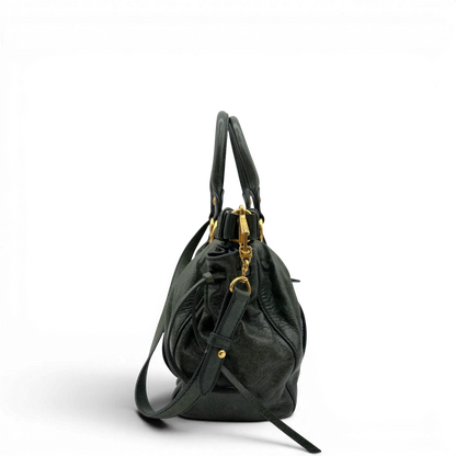 https://cdn.shopify.com/s/files/1/0564/9376/8855/files/Miu_Miu_Handtasche_Vitello_Lux_mit_Umhangegurt_aus_Leder_dunkelgrun_vintage7446.webp?v=1779291830