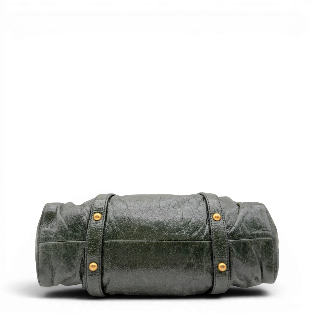 https://cdn.shopify.com/s/files/1/0564/9376/8855/files/Miu_Miu_Handtasche_Vitello_Lux_mit_Umhangegurt_aus_Leder_dunkelgrun_vintage7447.webp?v=1779291831