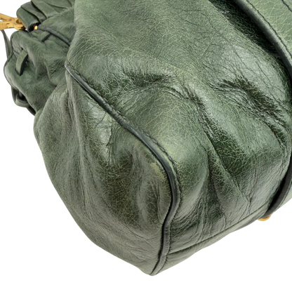 https://cdn.shopify.com/s/files/1/0564/9376/8855/files/Miu_Miu_Handtasche_Vitello_Lux_mit_Umhangegurt_aus_Leder_dunkelgrun_vintage7449.webp?v=1779291831