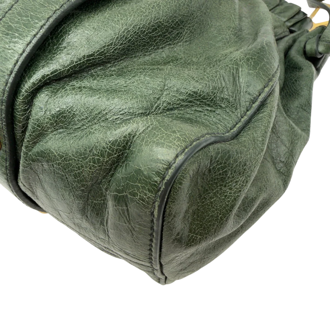 https://cdn.shopify.com/s/files/1/0564/9376/8855/files/Miu_Miu_Handtasche_Vitello_Lux_mit_Umhangegurt_aus_Leder_dunkelgrun_vintage7450.webp?v=1779291831