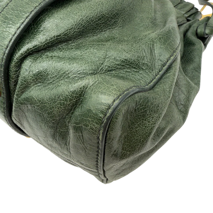 https://cdn.shopify.com/s/files/1/0564/9376/8855/files/Miu_Miu_Handtasche_Vitello_Lux_mit_Umhangegurt_aus_Leder_dunkelgrun_vintage7450.webp?v=1779291831