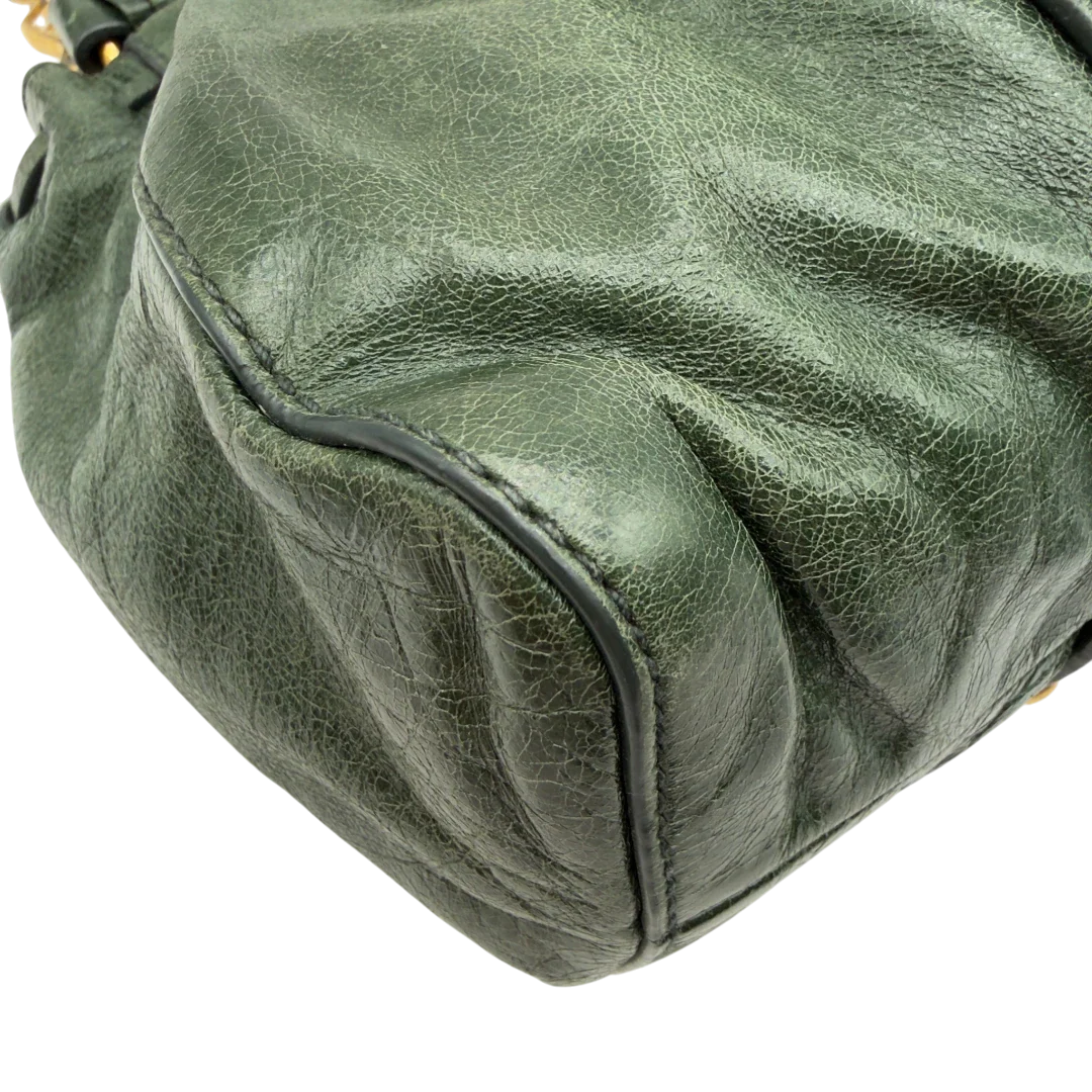https://cdn.shopify.com/s/files/1/0564/9376/8855/files/Miu_Miu_Handtasche_Vitello_Lux_mit_Umhangegurt_aus_Leder_dunkelgrun_vintage7451.webp?v=1779291831