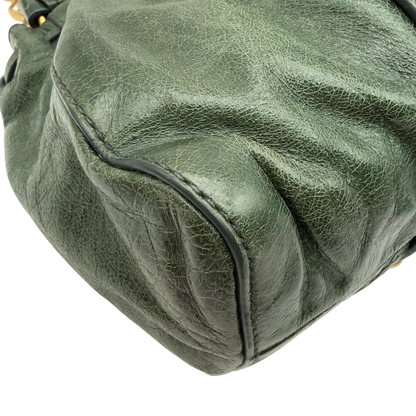 https://cdn.shopify.com/s/files/1/0564/9376/8855/files/Miu_Miu_Handtasche_Vitello_Lux_mit_Umhangegurt_aus_Leder_dunkelgrun_vintage7451.webp?v=1779291831
