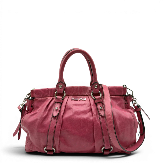 https://cdn.shopify.com/s/files/1/0564/9376/8855/files/Miu_Miu_Handtasche_Vitello_Lux_mit_Umhangegurt_aus_Leder_pink_vintage7946.webp?v=1779965634