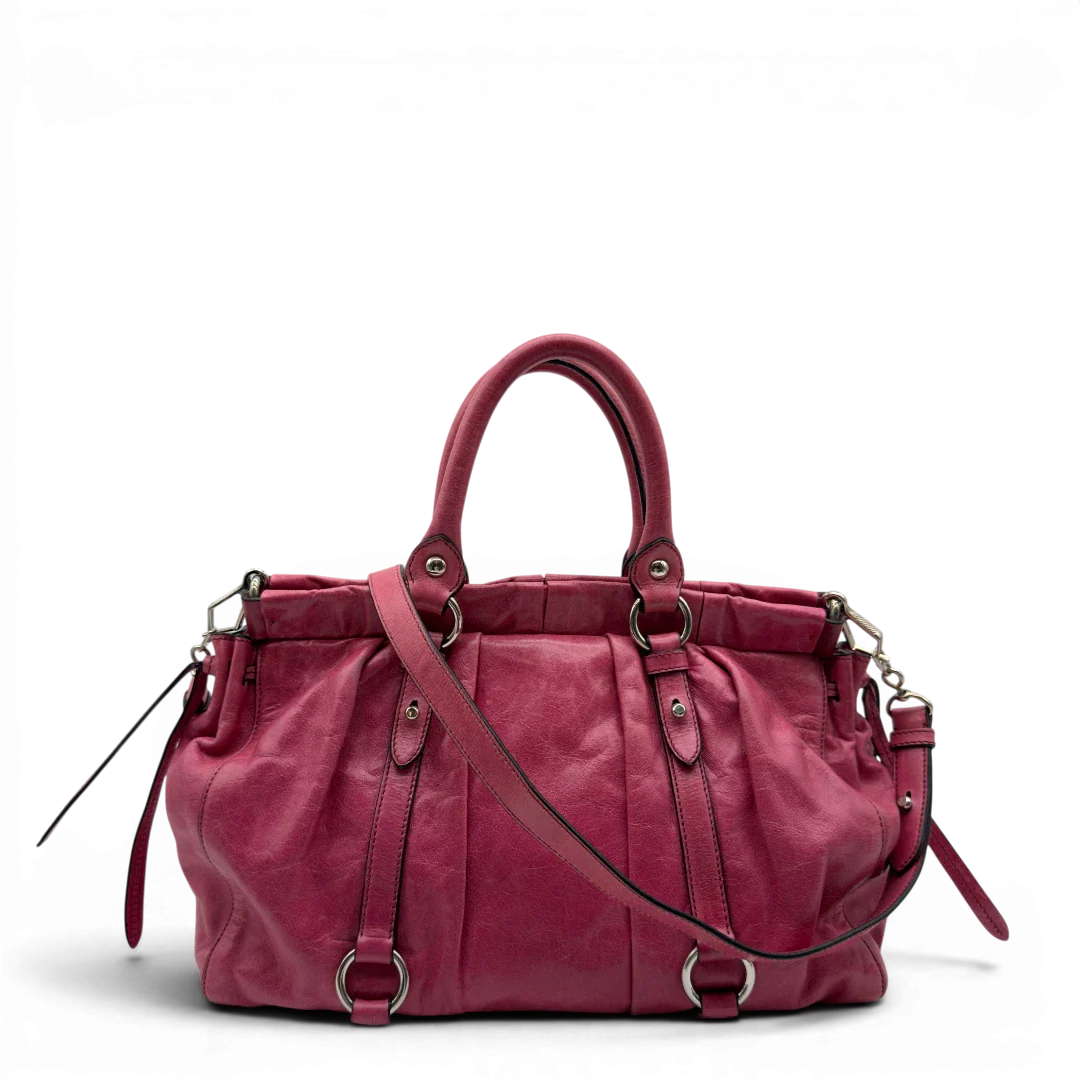 https://cdn.shopify.com/s/files/1/0564/9376/8855/files/Miu_Miu_Handtasche_Vitello_Lux_mit_Umhangegurt_aus_Leder_pink_vintage7947.webp?v=1779965634