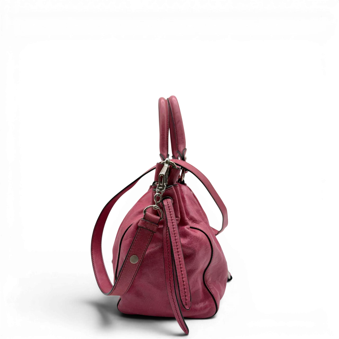 https://cdn.shopify.com/s/files/1/0564/9376/8855/files/Miu_Miu_Handtasche_Vitello_Lux_mit_Umhangegurt_aus_Leder_pink_vintage7948.webp?v=1779965633