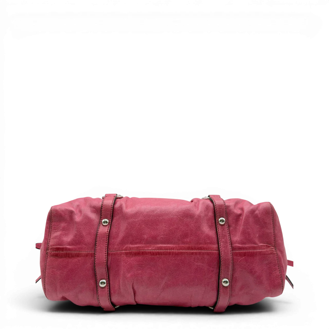 https://cdn.shopify.com/s/files/1/0564/9376/8855/files/Miu_Miu_Handtasche_Vitello_Lux_mit_Umhangegurt_aus_Leder_pink_vintage7950.webp?v=1779965633