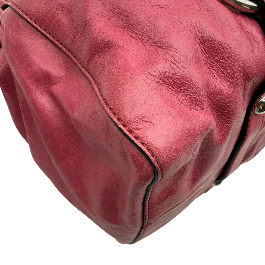 https://cdn.shopify.com/s/files/1/0564/9376/8855/files/Miu_Miu_Handtasche_Vitello_Lux_mit_Umhangegurt_aus_Leder_pink_vintage7952.webp?v=1779965634