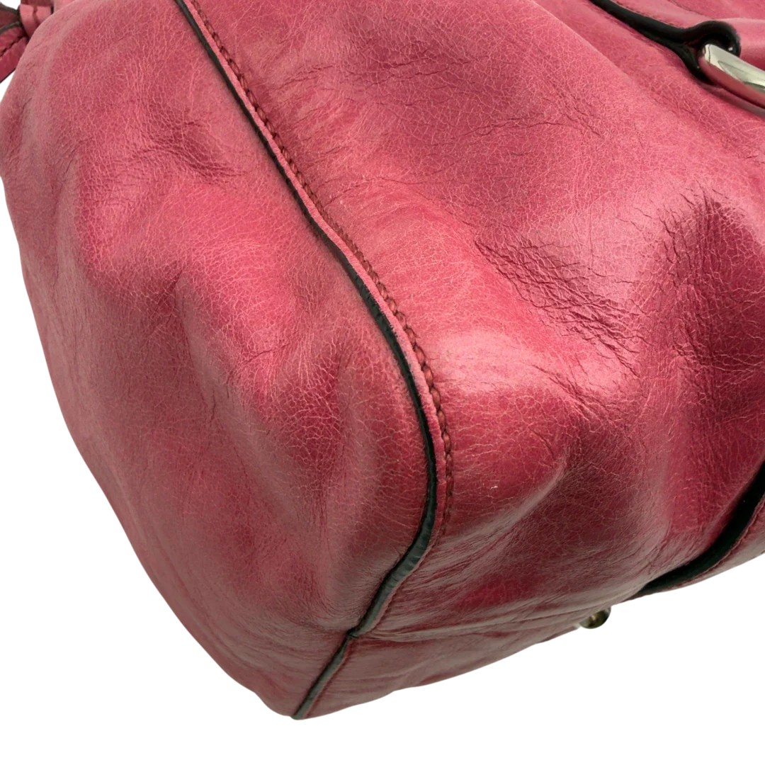 https://cdn.shopify.com/s/files/1/0564/9376/8855/files/Miu_Miu_Handtasche_Vitello_Lux_mit_Umhangegurt_aus_Leder_pink_vintage7954.webp?v=1779965633