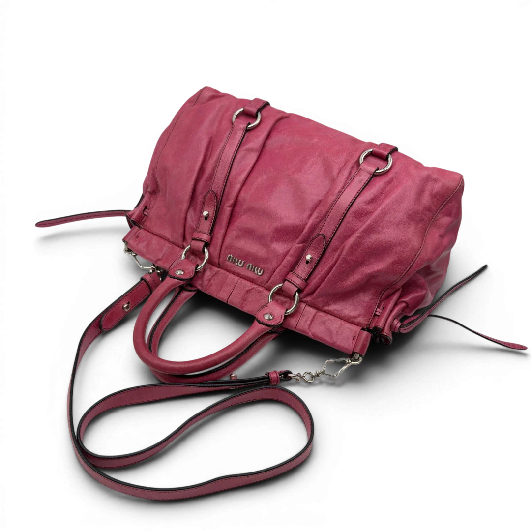 https://cdn.shopify.com/s/files/1/0564/9376/8855/files/Miu_Miu_Handtasche_Vitello_Lux_mit_Umhangegurt_aus_Leder_pink_vintage7955.webp?v=1779965633