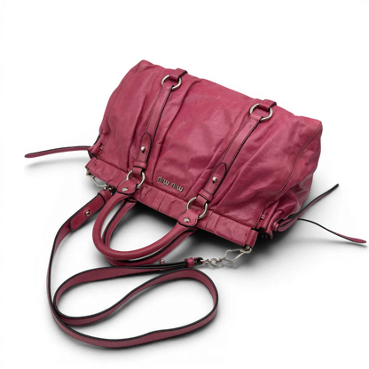 https://cdn.shopify.com/s/files/1/0564/9376/8855/files/Miu_Miu_Handtasche_Vitello_Lux_mit_Umhangegurt_aus_Leder_pink_vintage7955.webp?v=1779965633