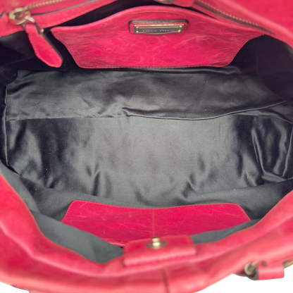 https://cdn.shopify.com/s/files/1/0564/9376/8855/files/Miu_Miu_Handtasche_Vitello_Lux_mit_Umhangegurt_aus_Leder_pink_vintage7958.webp?v=1779965633