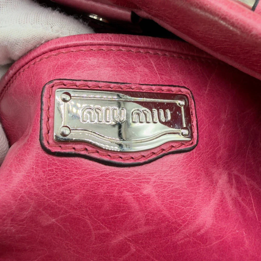 https://cdn.shopify.com/s/files/1/0564/9376/8855/files/Miu_Miu_Handtasche_Vitello_Lux_mit_Umhangegurt_aus_Leder_pink_vintage7959.webp?v=1779965634