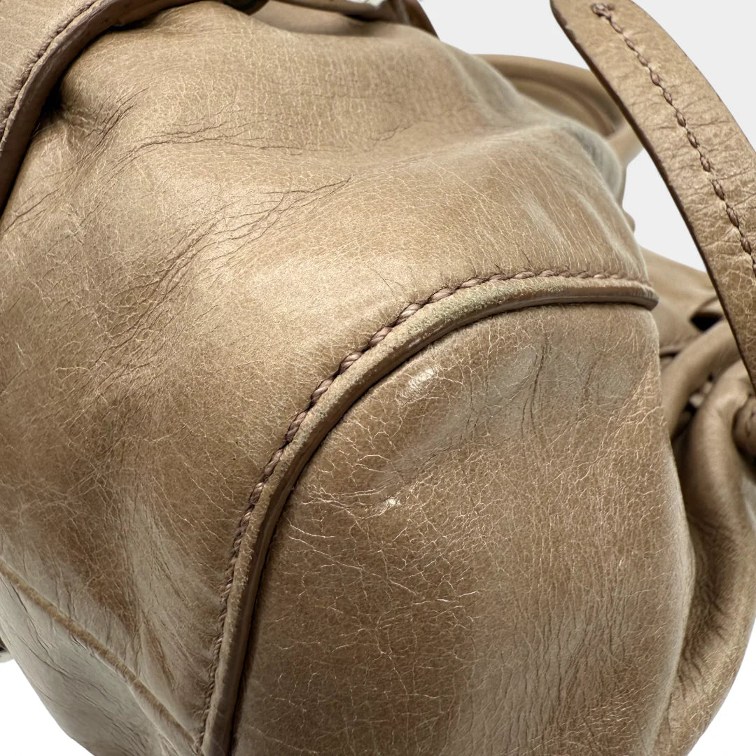 https://cdn.shopify.com/s/files/1/0564/9376/8855/files/Miu_Miu_Handtasche_Vitello_Lux_small_aus_Leder_beige_vintage_5366.webp?v=1765402567