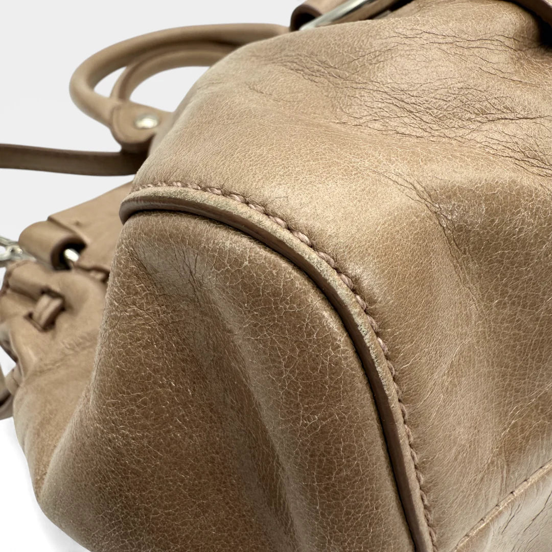 https://cdn.shopify.com/s/files/1/0564/9376/8855/files/Miu_Miu_Handtasche_Vitello_Lux_small_aus_Leder_beige_vintage_5367.webp?v=1765402566