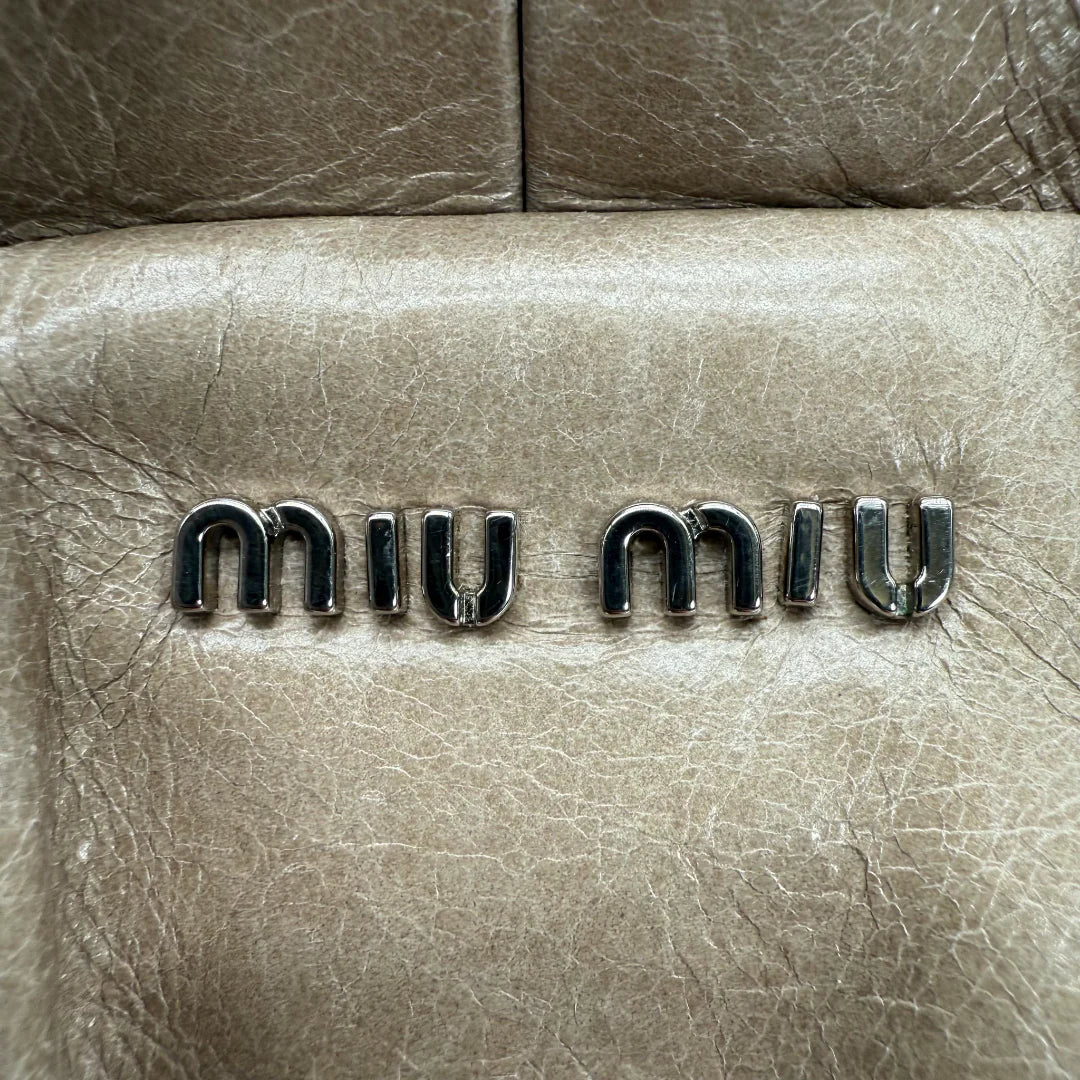 https://cdn.shopify.com/s/files/1/0564/9376/8855/files/Miu_Miu_Handtasche_Vitello_Lux_small_aus_Leder_beige_vintage_5369.webp?v=1765402567