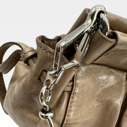 https://cdn.shopify.com/s/files/1/0564/9376/8855/files/Miu_Miu_Handtasche_Vitello_Lux_small_aus_Leder_beige_vintage_5371.webp?v=1765402566