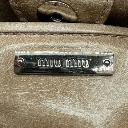 https://cdn.shopify.com/s/files/1/0564/9376/8855/files/Miu_Miu_Handtasche_Vitello_Lux_small_aus_Leder_beige_vintage_5373.webp?v=1765402567