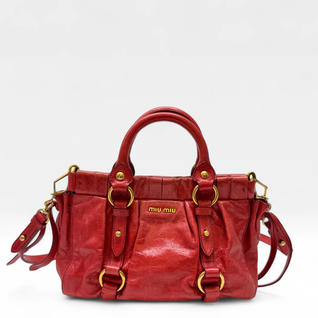 https://cdn.shopify.com/s/files/1/0564/9376/8855/files/Miu_Miu_Handtasche_Vitello_Lux_small_aus_Leder_rot_vintage_handbag4815.webp?v=1760695520