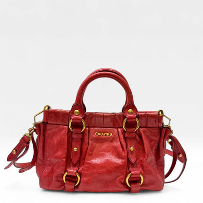 https://cdn.shopify.com/s/files/1/0564/9376/8855/files/Miu_Miu_Handtasche_Vitello_Lux_small_aus_Leder_rot_vintage_handbag4815.webp?v=1760695520