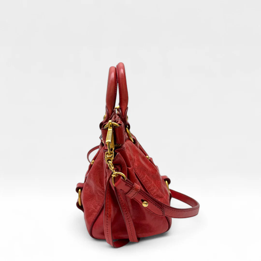 https://cdn.shopify.com/s/files/1/0564/9376/8855/files/Miu_Miu_Handtasche_Vitello_Lux_small_aus_Leder_rot_vintage_handbag4817.webp?v=1760695520