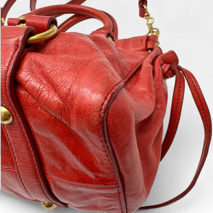 https://cdn.shopify.com/s/files/1/0564/9376/8855/files/Miu_Miu_Handtasche_Vitello_Lux_small_aus_Leder_rot_vintage_handbag4821.webp?v=1760695505