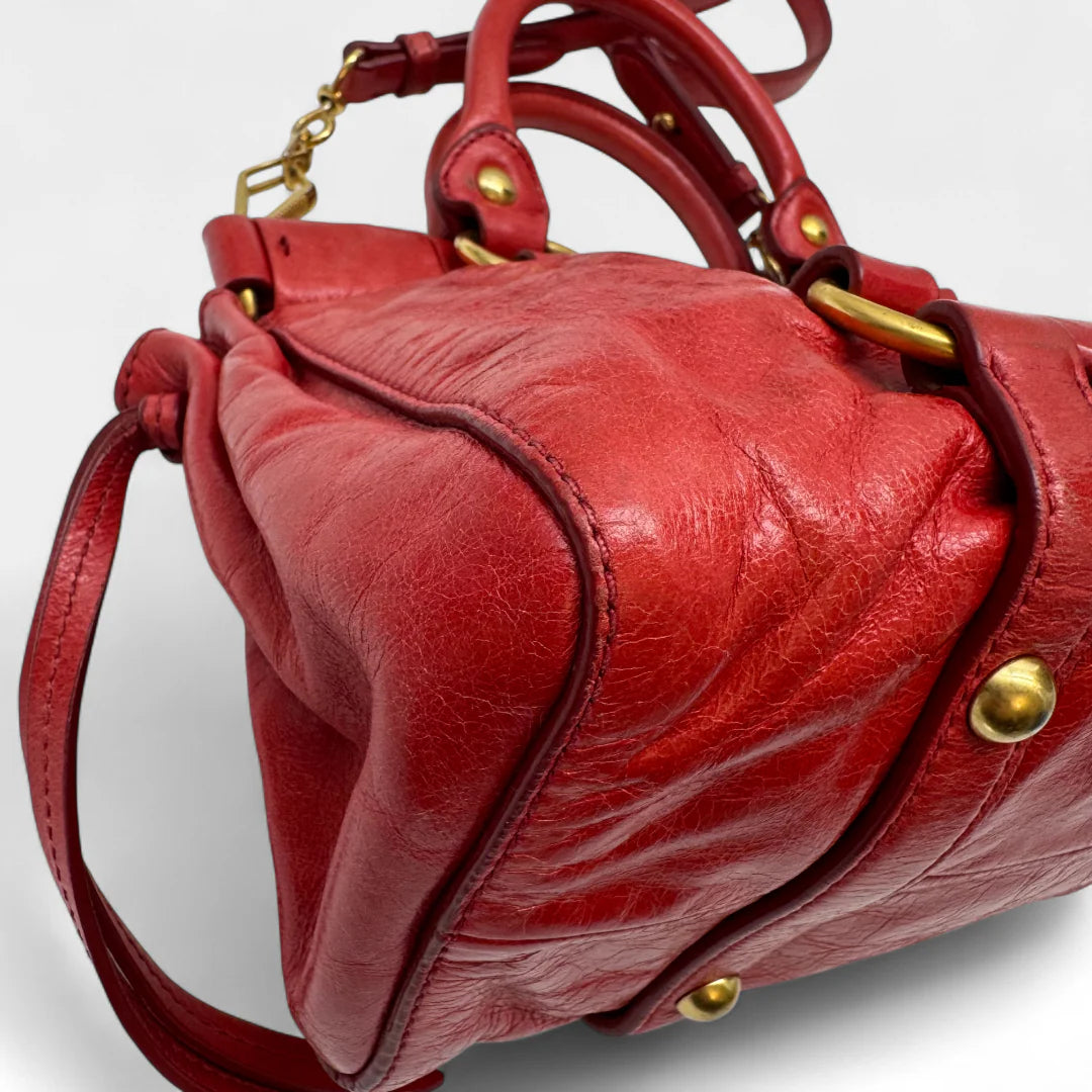 https://cdn.shopify.com/s/files/1/0564/9376/8855/files/Miu_Miu_Handtasche_Vitello_Lux_small_aus_Leder_rot_vintage_handbag4822.webp?v=1760695505