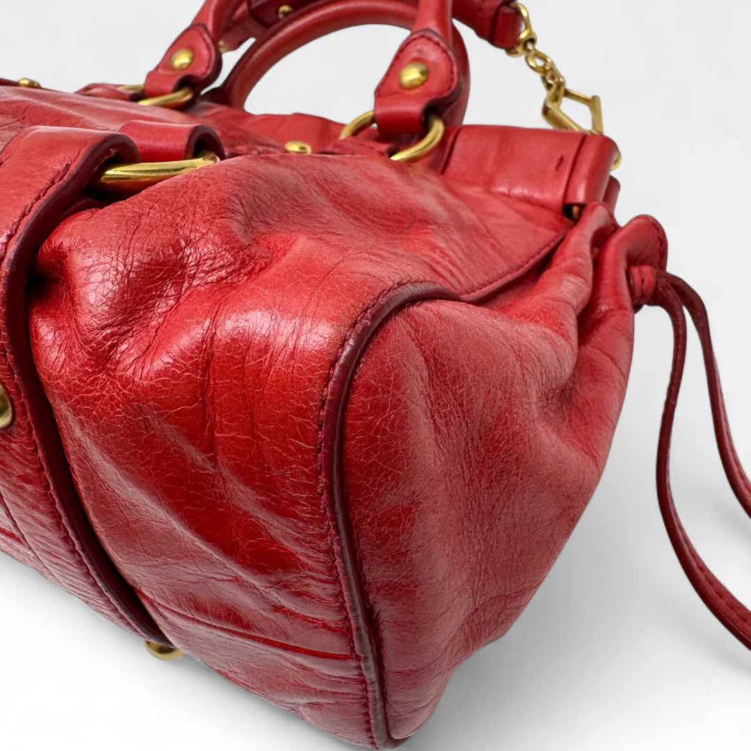 https://cdn.shopify.com/s/files/1/0564/9376/8855/files/Miu_Miu_Handtasche_Vitello_Lux_small_aus_Leder_rot_vintage_handbag4823.webp?v=1760695505