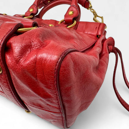 https://cdn.shopify.com/s/files/1/0564/9376/8855/files/Miu_Miu_Handtasche_Vitello_Lux_small_aus_Leder_rot_vintage_handbag4823.webp?v=1760695505