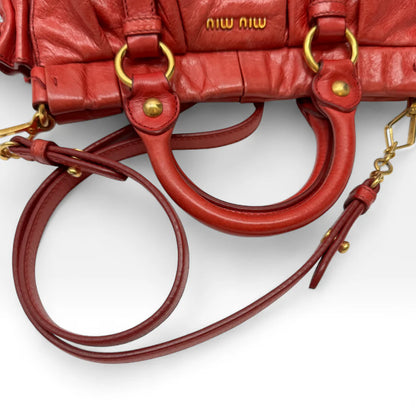 https://cdn.shopify.com/s/files/1/0564/9376/8855/files/Miu_Miu_Handtasche_Vitello_Lux_small_aus_Leder_rot_vintage_handbag4824.webp?v=1760695505