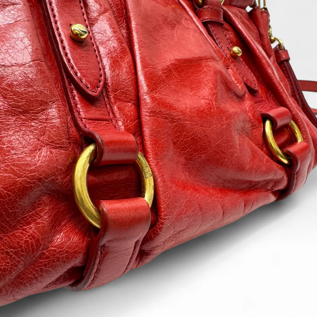 https://cdn.shopify.com/s/files/1/0564/9376/8855/files/Miu_Miu_Handtasche_Vitello_Lux_small_aus_Leder_rot_vintage_handbag4829.webp?v=1760695505