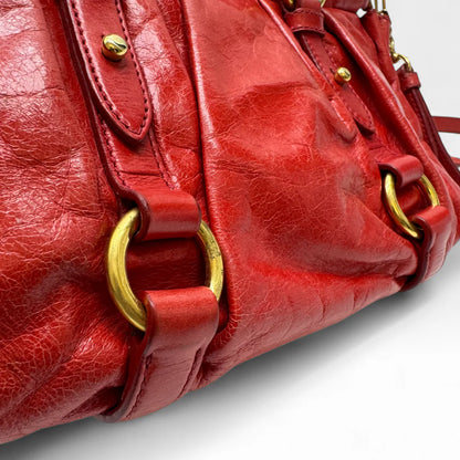 https://cdn.shopify.com/s/files/1/0564/9376/8855/files/Miu_Miu_Handtasche_Vitello_Lux_small_aus_Leder_rot_vintage_handbag4829.webp?v=1760695505