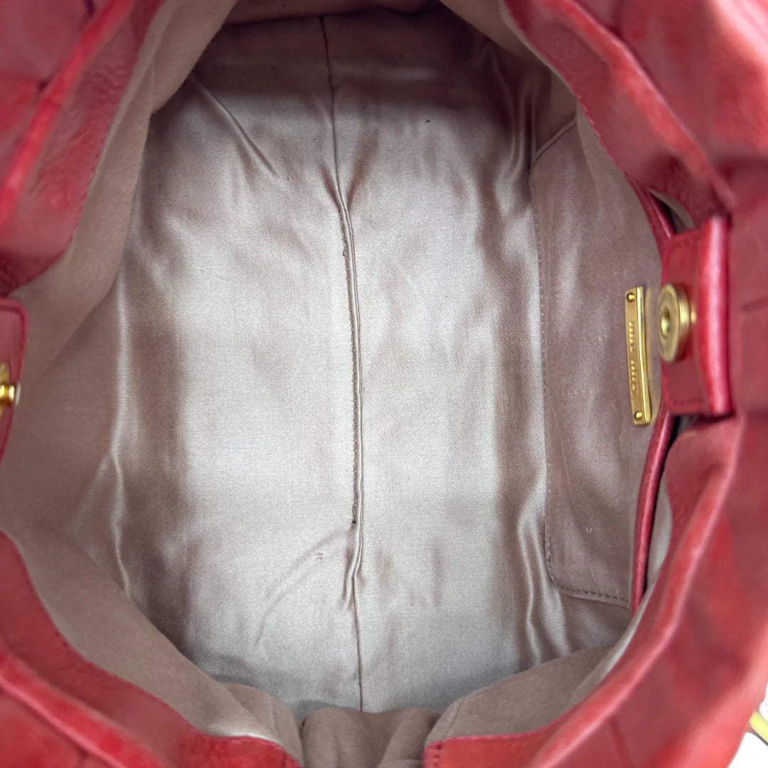 https://cdn.shopify.com/s/files/1/0564/9376/8855/files/Miu_Miu_Handtasche_Vitello_Lux_small_aus_Leder_rot_vintage_handbag4830.webp?v=1760695505