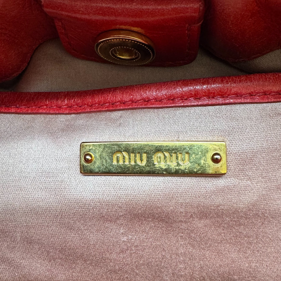 https://cdn.shopify.com/s/files/1/0564/9376/8855/files/Miu_Miu_Handtasche_Vitello_Lux_small_aus_Leder_rot_vintage_handbag4831.webp?v=1760695505