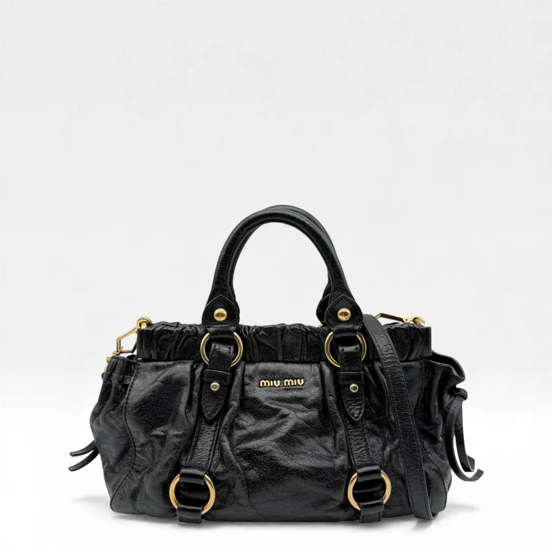 https://cdn.shopify.com/s/files/1/0564/9376/8855/files/Miu_Miu_Handtasche_Vitello_Lux_small_aus_Leder_schwarz_vintage_handbag4852.webp?v=1764951323