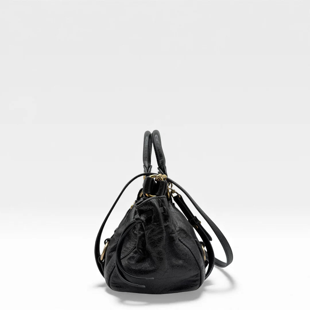 https://cdn.shopify.com/s/files/1/0564/9376/8855/files/Miu_Miu_Handtasche_Vitello_Lux_small_aus_Leder_schwarz_vintage_handbag48623.webp?v=1764952235