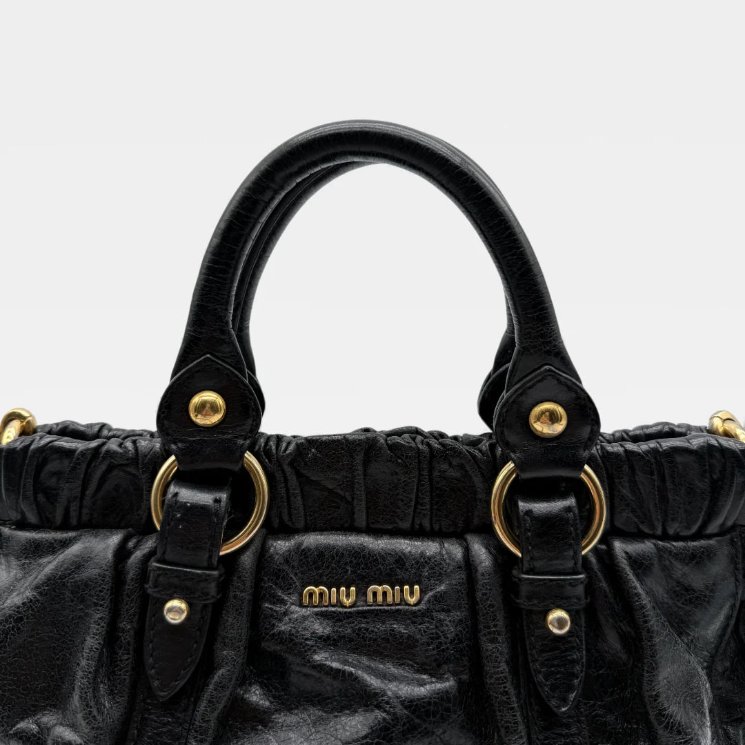 https://cdn.shopify.com/s/files/1/0564/9376/8855/files/Miu_Miu_Handtasche_Vitello_Lux_small_aus_Leder_schwarz_vintage_handbag4881.webp?v=1764952235