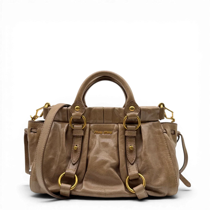 https://cdn.shopify.com/s/files/1/0564/9376/8855/files/Miu_Miu_Handtasche_Vitello_Lux_small_mit_Umhangegurt_aus_Leder_beige_vintage3396.webp?v=1774390742