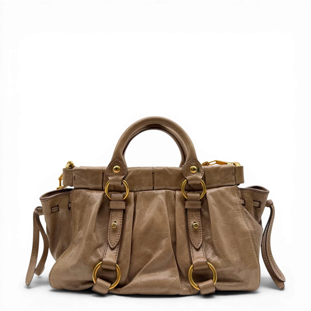 https://cdn.shopify.com/s/files/1/0564/9376/8855/files/Miu_Miu_Handtasche_Vitello_Lux_small_mit_Umhangegurt_aus_Leder_beige_vintage3399.webp?v=1774390718