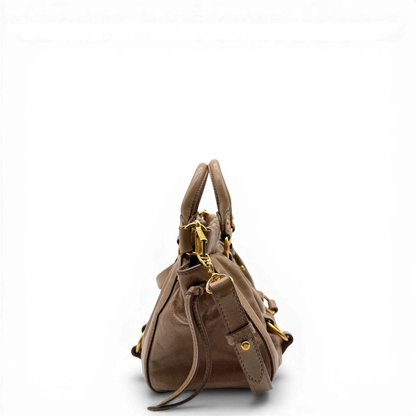 https://cdn.shopify.com/s/files/1/0564/9376/8855/files/Miu_Miu_Handtasche_Vitello_Lux_small_mit_Umhangegurt_aus_Leder_beige_vintage3401.webp?v=1774390718