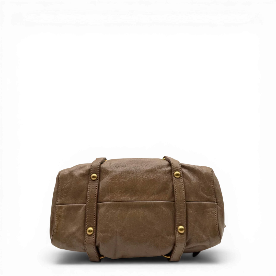 https://cdn.shopify.com/s/files/1/0564/9376/8855/files/Miu_Miu_Handtasche_Vitello_Lux_small_mit_Umhangegurt_aus_Leder_beige_vintage3402.webp?v=1774390717