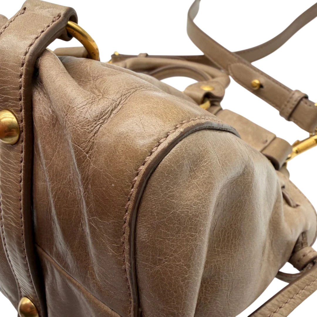 https://cdn.shopify.com/s/files/1/0564/9376/8855/files/Miu_Miu_Handtasche_Vitello_Lux_small_mit_Umhangegurt_aus_Leder_beige_vintage3403.webp?v=1774390718