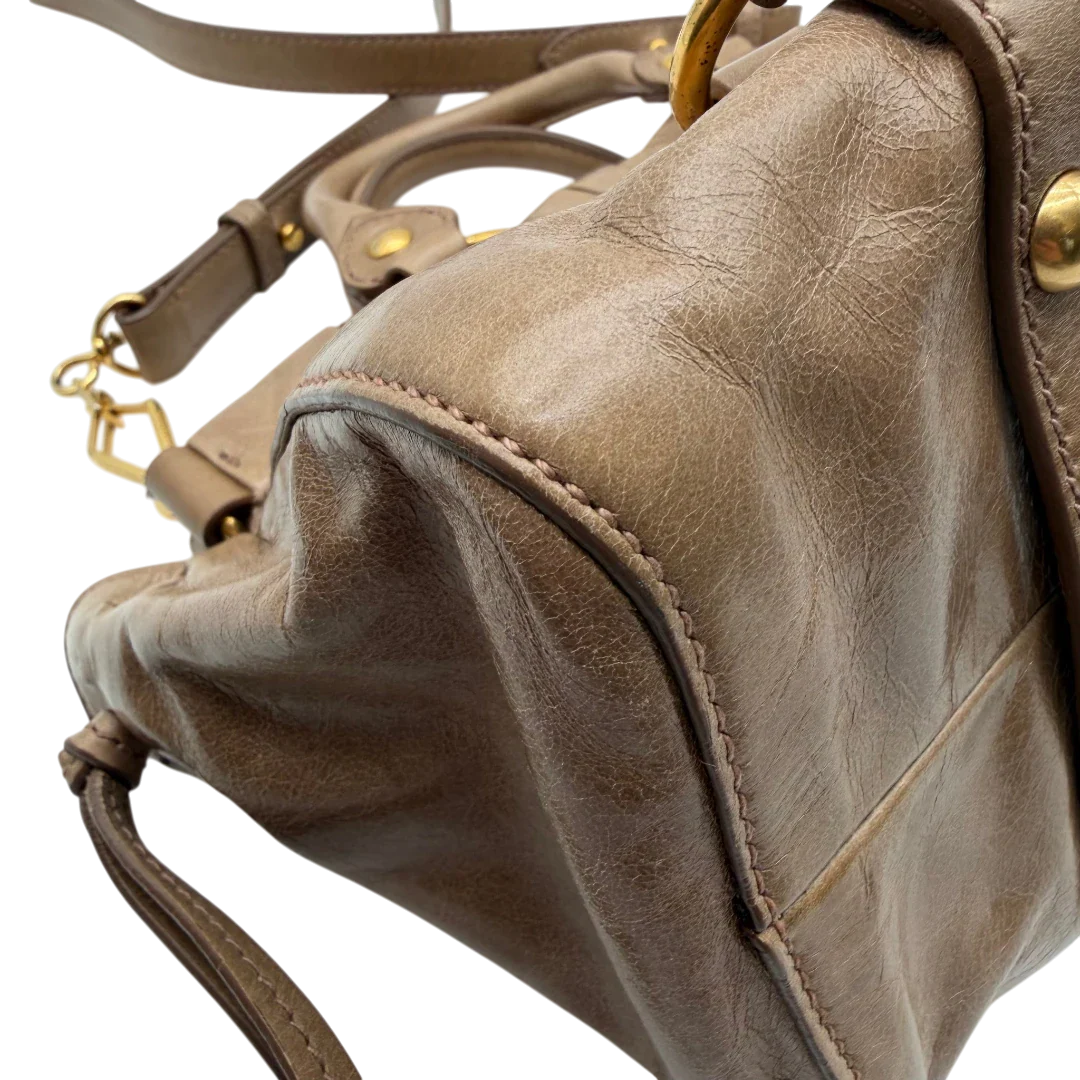 https://cdn.shopify.com/s/files/1/0564/9376/8855/files/Miu_Miu_Handtasche_Vitello_Lux_small_mit_Umhangegurt_aus_Leder_beige_vintage3404.webp?v=1774390718