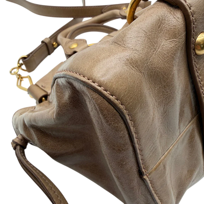 https://cdn.shopify.com/s/files/1/0564/9376/8855/files/Miu_Miu_Handtasche_Vitello_Lux_small_mit_Umhangegurt_aus_Leder_beige_vintage3404.webp?v=1774390718
