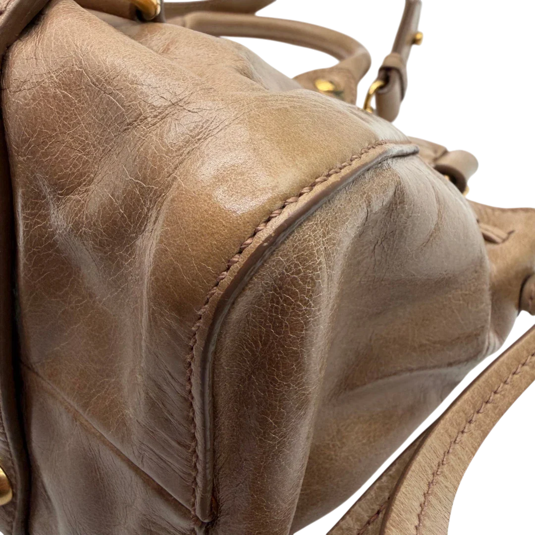https://cdn.shopify.com/s/files/1/0564/9376/8855/files/Miu_Miu_Handtasche_Vitello_Lux_small_mit_Umhangegurt_aus_Leder_beige_vintage3405.webp?v=1774390718