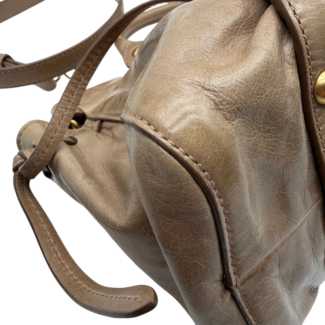 https://cdn.shopify.com/s/files/1/0564/9376/8855/files/Miu_Miu_Handtasche_Vitello_Lux_small_mit_Umhangegurt_aus_Leder_beige_vintage3406.webp?v=1774390718