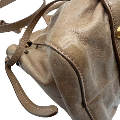 https://cdn.shopify.com/s/files/1/0564/9376/8855/files/Miu_Miu_Handtasche_Vitello_Lux_small_mit_Umhangegurt_aus_Leder_beige_vintage3406.webp?v=1774390718