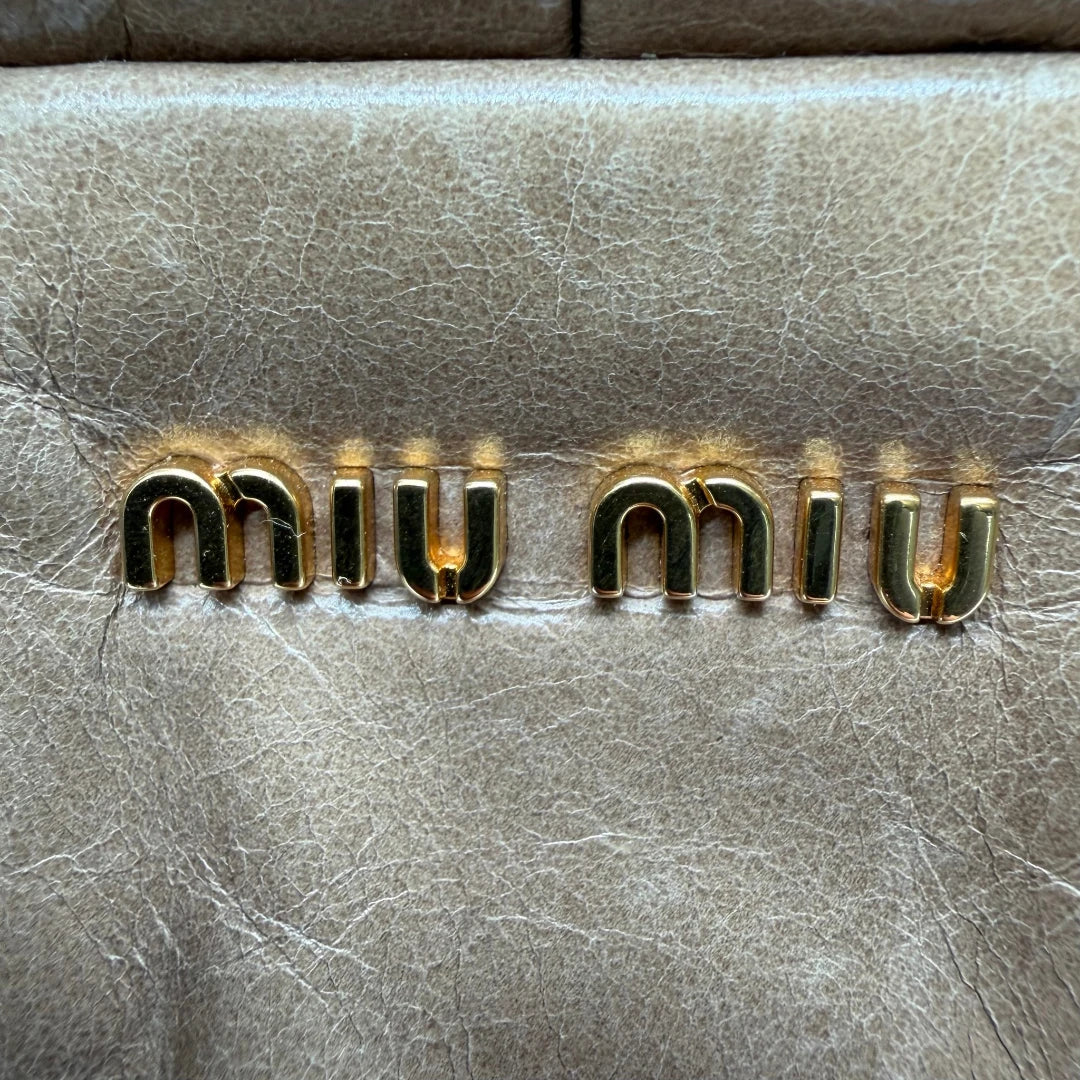 https://cdn.shopify.com/s/files/1/0564/9376/8855/files/Miu_Miu_Handtasche_Vitello_Lux_small_mit_Umhangegurt_aus_Leder_beige_vintage3408.webp?v=1774390718