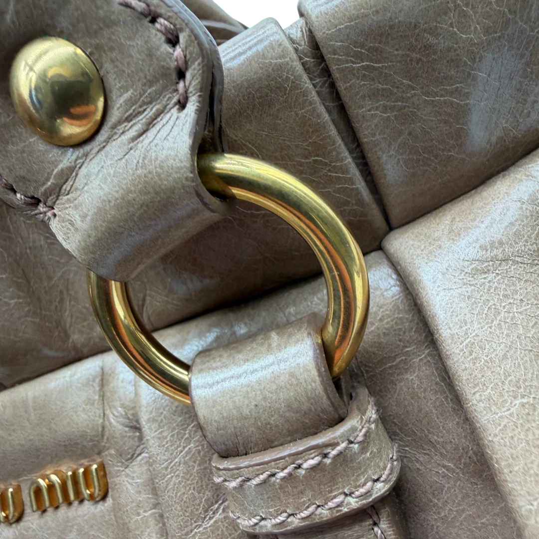https://cdn.shopify.com/s/files/1/0564/9376/8855/files/Miu_Miu_Handtasche_Vitello_Lux_small_mit_Umhangegurt_aus_Leder_beige_vintage3409.webp?v=1774390718